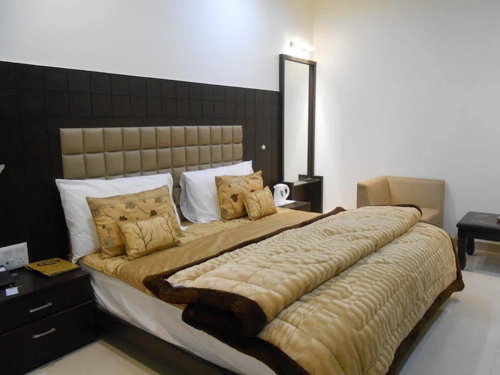 Hotel Madhushrie Agra  Buitenkant foto