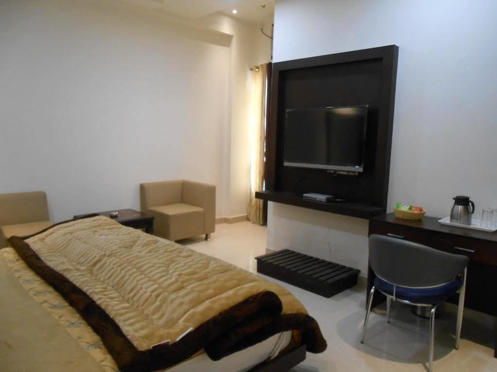 Hotel Madhushrie Agra  Buitenkant foto