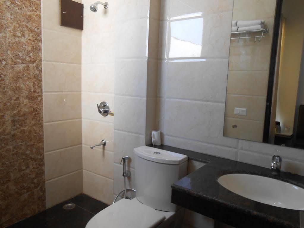 Hotel Madhushrie Agra  Buitenkant foto